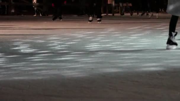 Patinaje Sobre Hielo Durante Las Vacaciones Festival Invierno Gente Patina — Vídeo de stock