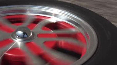Elektrikli scooter sürerken dönen bir tekerleği kapatın. Modern ulaşım gadget ve insanlar arasında popüler cihaz.