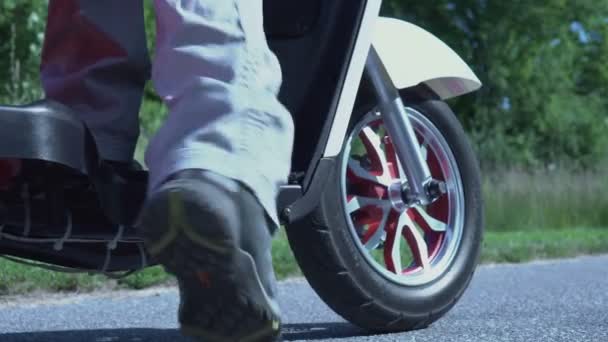 Mujer Caminando Pisando Fondo Scooter Eléctrico Iniciando Paseo Parque Ciudad — Vídeos de Stock