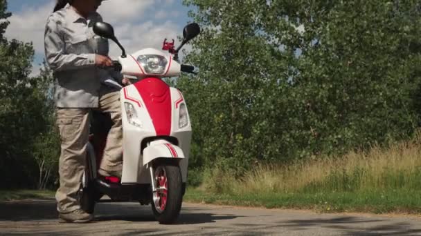 Persona Con Discapacidad Que Conduce Scooter Movilidad Motorizada Para Personas — Vídeo de stock