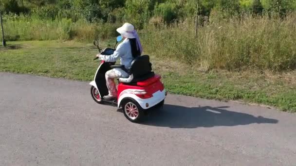 Donne Uno Scooter Elettrico Nel Parco Cittadino Guidare Trasporto Energia — Video Stock