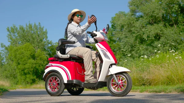 Ritratto Donna Afroamericana Occhiali Sole Cappello Cavalcando Scooter Elettrico Libertà — Foto Stock