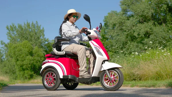 Mulher Uma Scooter Elétrica Parque Cidade Condução Ecológica Ambientalmente Consciente — Fotografia de Stock