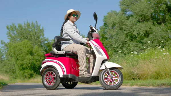 Mujer Scooter Eléctrico Parque Ciudad Conducción Ecológica Respetuosa Con Medio —  Fotos de Stock