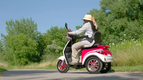 Portrait African American Woman Sun Glasses Hat Riding Electric Scooter — Stock Photo, Image