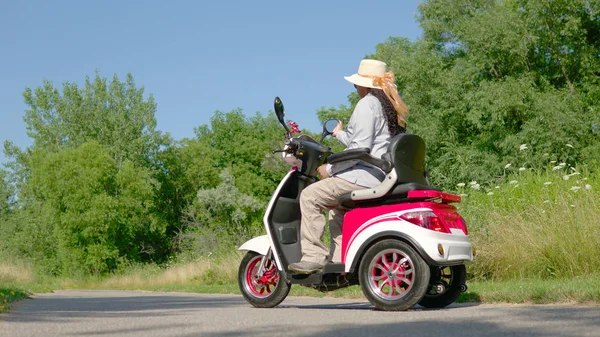 Portret Van Een Afro Amerikaanse Vrouw Zonnebrillen Hoed Rijden Elektrische — Stockfoto