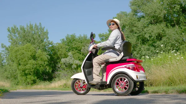 Mujer Scooter Eléctrico Parque Ciudad Conducción Ecológica Respetuosa Con Medio — Foto de Stock