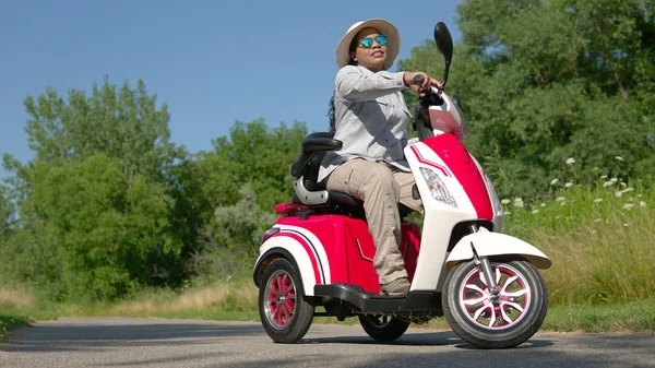 Жінка Електричному Скутері Міському Парку Водіння Екологічно Свідомим Транспортом Енергії — стокове фото