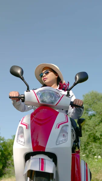 都市公園の電動スクーターに乗った女性環境に配慮した電力輸送を推進 アクティブな大人のライフスタイル — ストック写真