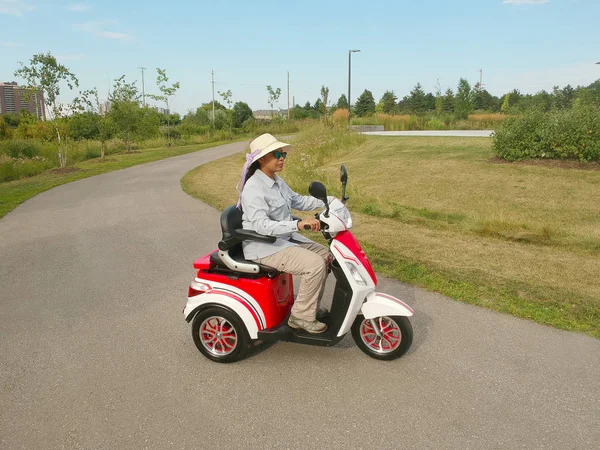 Osoba Niepełnosprawna Napędza Skutery Motorowe Dla Osób Starszych Niepełnosprawnych Elektryczny — Zdjęcie stockowe