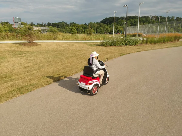 Άτομο Ειδικές Ανάγκες Που Οδηγεί Μηχανοκίνητο Σκούτερ Κινητικότητας Για Ηλικιωμένους — Φωτογραφία Αρχείου