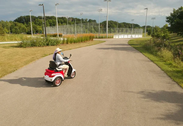 Vrouw Een Elektrische Scooter Het Stadspark Ecologisch Milieubewust Energie Transport — Stockfoto