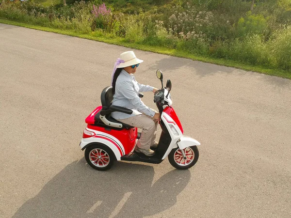 Osoba Niepełnosprawna Napędza Skutery Motorowe Dla Osób Starszych Niepełnosprawnych Elektryczny — Zdjęcie stockowe