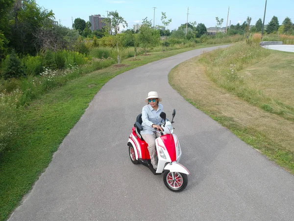 Mujer Scooter Eléctrico Parque Ciudad Conducción Ecológica Respetuosa Con Medio — Foto de Stock