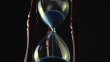 Kum saat cam içinde hareket. Kum saati saatini kapatın. Eski zaman klasik kum saati. Closeup kum alt aşağı akan.