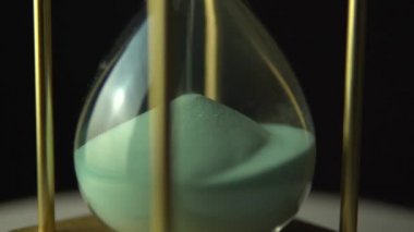 Kum saat cam içinde hareket. Kum saati saatini kapatın. Eski zaman klasik kum saati. Closeup kum alt aşağı akan.