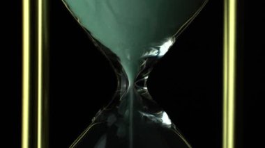 Bir saat cam dan akan kum aşırı yakın görünümü. Kum saati saat orta Süper yakın çekim. Klasik kum saati zamanlayıcısı.