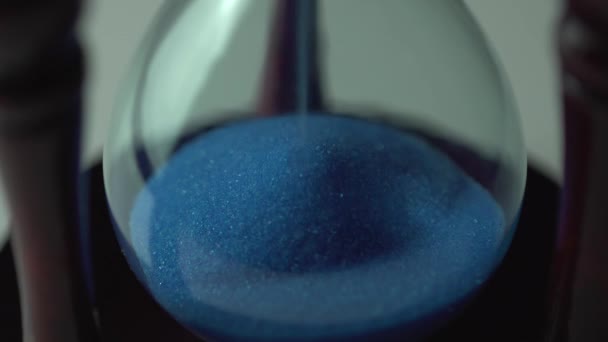 Bir Saat Cam Dan Akan Kum Aşırı Yakın Görünümü Kum — Stok video