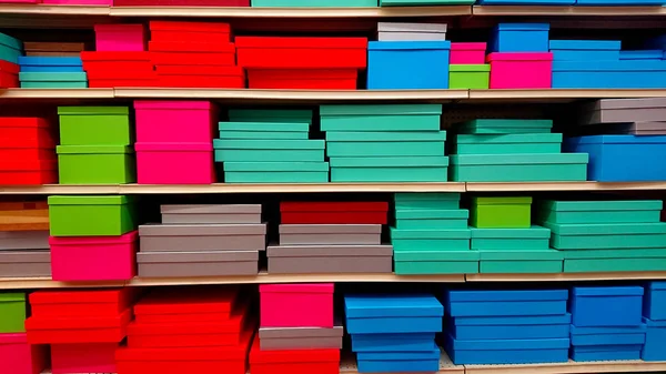 Caixas de presente vermelho, azul, turquesa e cinza nas prateleiras das lojas usam para fazer compras no Dia dos Namorados, Feliz Dia das Mulheres, Dia das Mães, Aniversário, Casamento, Natal. Móvel . — Fotografia de Stock