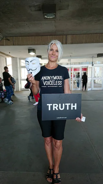 Toronto, Ontario, Canada-15 juli 2019: groepslid voor de stemloze dieren, activisten protesteren Animal wreedheid uitbuiting in de buurt van, Toronto metro. Mobiele. — Stockfoto