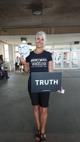 Toronto, Ontario, Canada-15 juli 2019: groepslid voor de stemloze dieren, activisten protesteren Animal wreedheid uitbuiting in de buurt van, Toronto metro. Mobiele. — Stockfoto