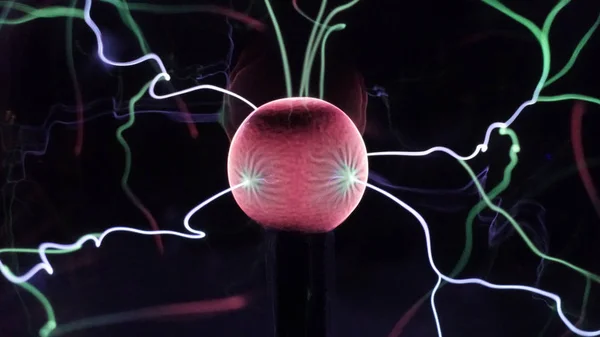 Vista de la bola de plasma con rayos de energía en movimiento en el interior sobre fondo negro. Rayo abstracto en colores. Electricidad en gas . — Foto de Stock