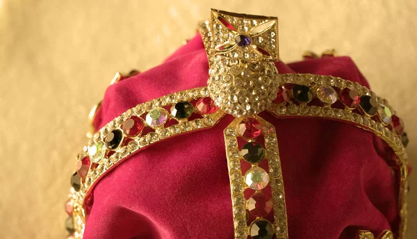 Złota Korona z luksusowymi klejnotów kolorów i diamentów. Z odbicia i światła iskry. — Zdjęcie stockowe