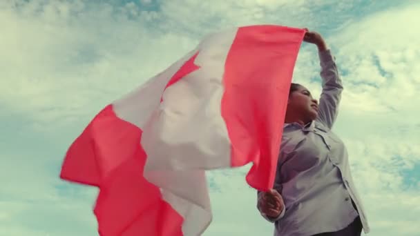 Mujer canadiense feliz riendo con ondear bandera canadiense en una broma a la hora dorada de la noche lightning.Cheerful ciudadano adulto negro mujer orgullosa y sosteniendo la bandera nacional con hoja de arce rojo . — Vídeo de stock