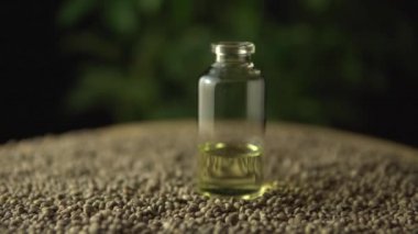 Doğal alternatif tıbbi marihuanada kayma ve odaklanma. Cam kavanozlarda kenevir tohumu yağı. Ağrı tedavisi ve iyileşme endişesi devrimi..