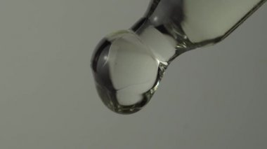 Tıbbi CBD yağ tedavisi ve üretimi kavramı. Pipetten yağ düşüşünün makro görüntüsü çok yakın. Doğal ilaç damlacıkları. Alternatif tıp. Yeni çağ sağlık eczanesi ve refah.