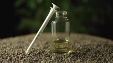 Cbd yağ kavanozunda kayma ve odaklanma vardiyası ve şırıngada sadece sözlü kullanım, kenevir tohumu halısı üzerinde. Yeni çağ sağlık eczanesi Tıbbi konsept ve refah.