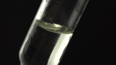 Tıbbi CBD yağ tedavisi ve üretimi kavramı. Pipetten yağ düşüşünün makro görüntüsü çok yakın. Doğal ilaç damlacıkları. Alternatif tıp. Yeni çağ sağlık eczanesi ve refah.