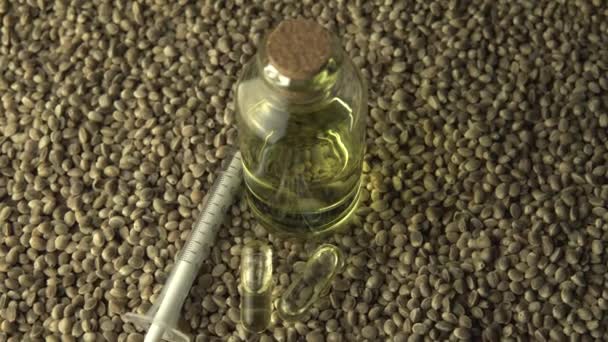 Utsikt ovanifrån, roterande cbd olja extraherad från en marijuana växt i sprutan och liten glasburk flaska. Modernt vårdapotek koncept. Legalisering av medicinska cannabishampväxter. — Stockvideo