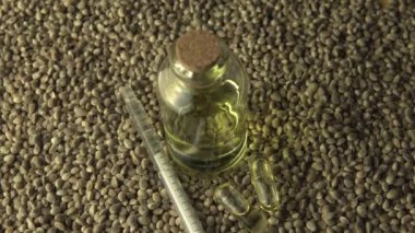 Cbd yağı, ağız şırıngası, anksiyete hapları ve ağaç halkası masasındaki cam kavanozun yanında dalgalanma çizgisi desenli stres giderici haplar. Acı tedavisinde ve iyileşmede devrim.
