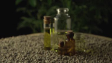 Tıbbi CBD yağ tedavisi ve üretimi kavramı. Pipetten el yağı döküyor. Arka planda bulanık kenevir bitkisi var. Alternatif tıp. Yeni çağ sağlık eczanesi ve refah.