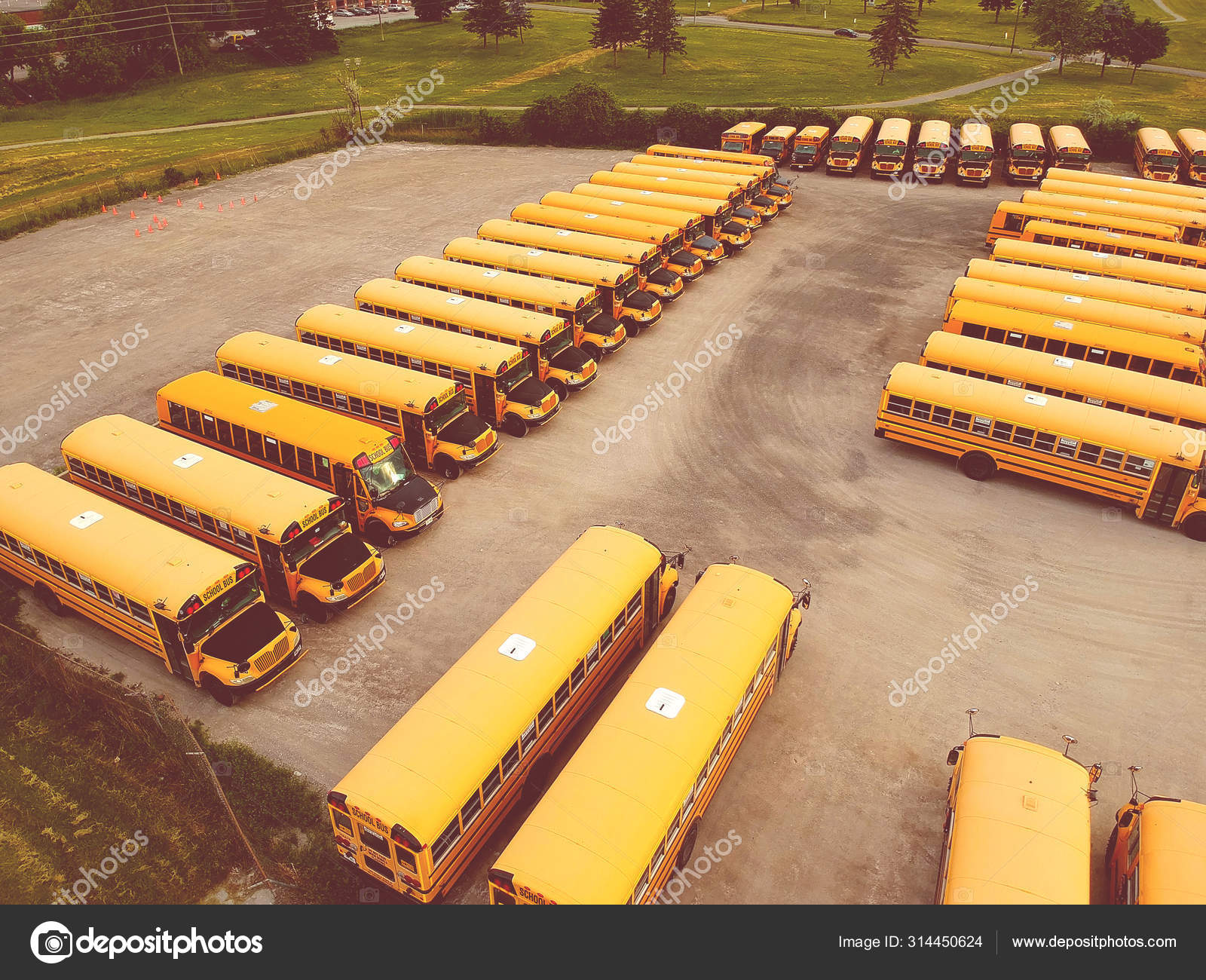 Vehículos de autobuses escolares listos para la temporada educativa