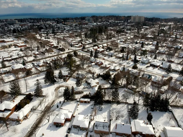 Schneeblick von oben mit urbaner Stadt, Luftaufnahmen über — Stockfoto