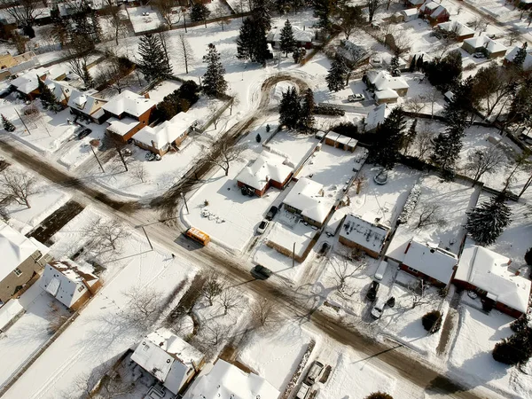 Yollar ve evler kış manzara havadan dron görünümü. Kış c — Stok fotoğraf