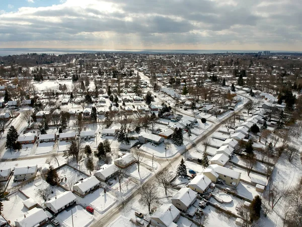 Snö utsikten från toppen med urbana staden, flygfotografering över — Stockfoto