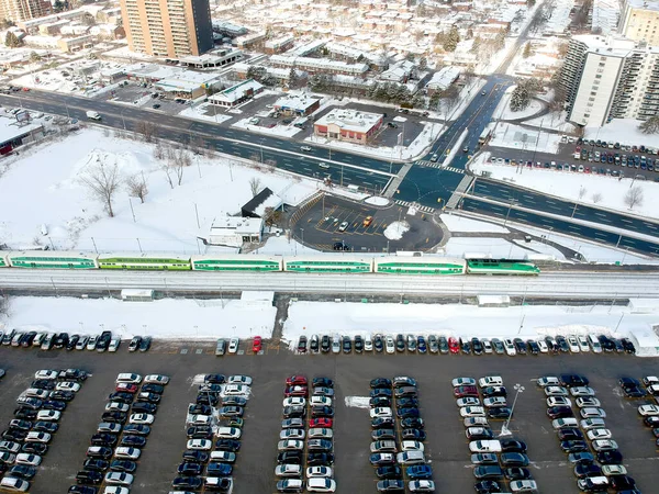 Veduta aerea drone di strade e case paesaggio invernale. Inverno c — Foto Stock