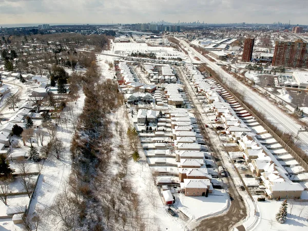 Vista aerea della città. Centinaia di case bird eye vista dall'alto su — Foto Stock