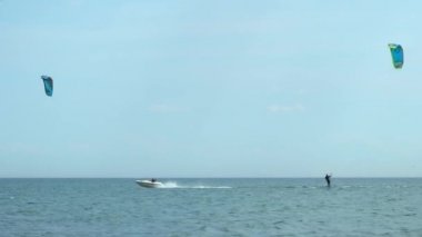 Toronto, Ontario, Kanada - 24 Mayıs 2020 Ontario Gölü Woodbine Plajı güneşli bir günde rüzgar uçurtma sörfçüleri ve yeşil suyla COVID 19 koronavirüs salgını sırasında. Deniz yaz manzarası.