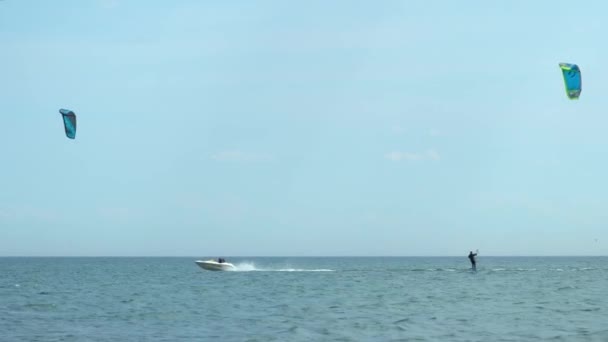 Toronto, Ontario, Canadá - 24 de mayo de 2020 Lago Ontario Woodbine Beach en un día soleado con surfistas de cometas y agua verde, durante la pandemia de coronavirus COVID 19. Paisaje marino de verano . — Vídeo de stock