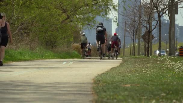 多伦多，加拿大安大略省-- -- 2020年5月24日在COVID 19期间，动感城市倡议，短期关闭主要街道，为行走、跑步、使用轮椅、摩托车和自行车的人开辟空间. — 图库视频影像