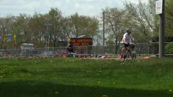 Toronto, Ontario, Kanada - 24 maj 2020 COVID 19 ActiveTO City och regeringsinitiativ inkluderar tysta gator, stänga större vägar för aktiva transporter, och utöka cykelnätverket. — Stockvideo