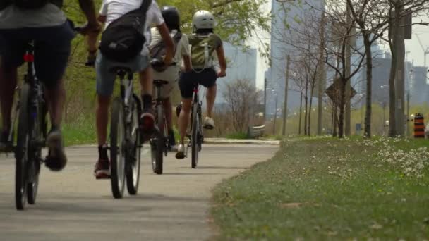 Toronto, Ontario, Canadá - 24 de mayo de 2020 ActiveTO City initiatives, short-term closures of major streets, open up space for people who walk, run, use wheelchairs scooters and bikes during COVID 19 . — Vídeo de stock