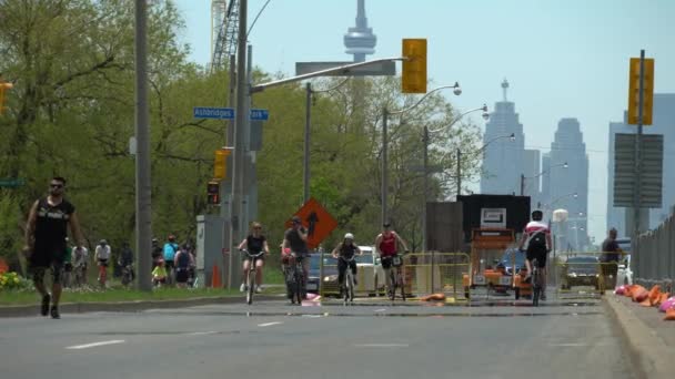 Toronto, Ontario, Kanada - 24. května 2020 Pandemické a fyzické distanční praktiky COVID 19 na ulicích města dočasné instalace pro pěší a cyklisty. Není povolen provoz auta. — Stock video