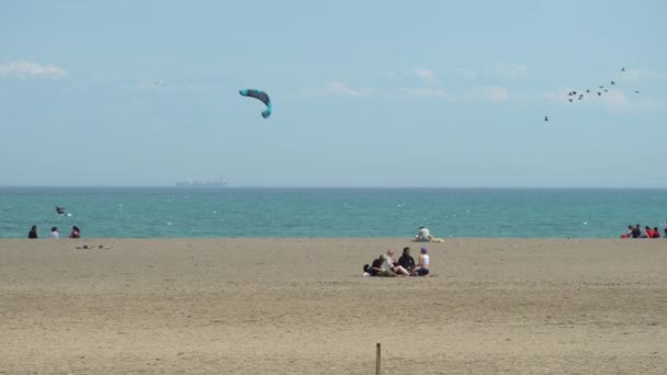 Toronto, Ontario, Kanada - 24 maj 2020 Lake Ontario Woodbine Beach på solig dag med vind kitesurfare och människor fritid, under COVID 19 coronavirus pandemi. Marint sommarlandskap. — Stockvideo