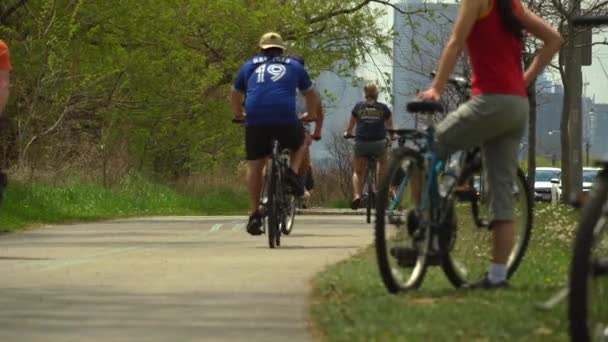 Toronto, Ontario, Canada - 24 mei 2020 COVID 19 ActiefTO Stads- en overheidsinitiatieven omvatten stille straten, het sluiten van belangrijke wegen voor actief vervoer en het uitbreiden van het fietsnetwerk. — Stockvideo