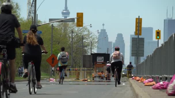 Toronto, Ontario, Kanada - 24. Mai 2020 ActiveTO City Initiativen, kurzfristige Sperrungen wichtiger Straßen, Freiraum für Menschen, die während der COVID 19 zu Fuß gehen, laufen, Rollstühle und Fahrräder benutzen. — Stockvideo